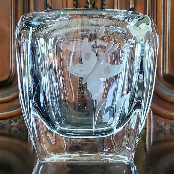 5 1/2" Tall Crystal Butterfly 🦋 Vase - Picture 10 of 13